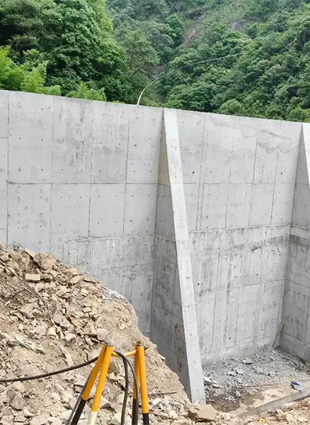 承德鹰手营子矿区重力式挡土墙