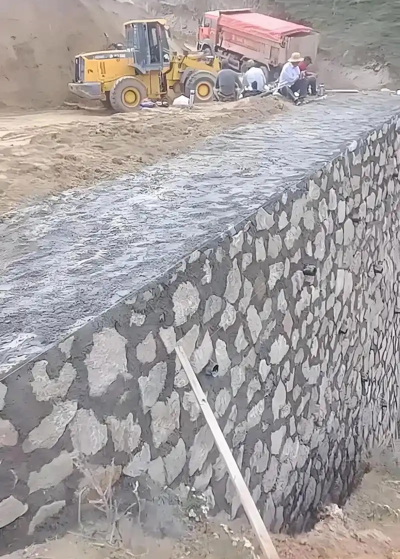 承德鹰手营子矿区边坡加固